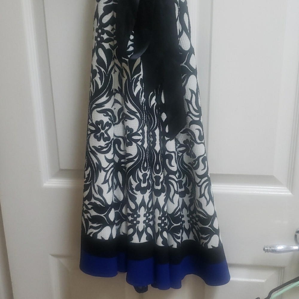 Dress - Picture 2 of 4